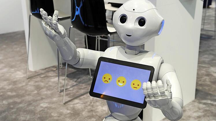 Dieser Roboter - "Pepper" wird er genannt - kommunizierte bei einem Kongress in Barcelona mit den Besuchern. Foto: Andrej Sokolow, dpa