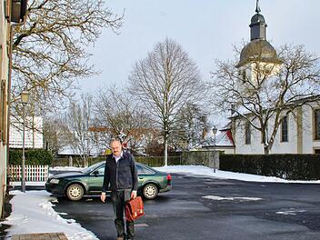 Bürgermeister Fridolin Zehner hat auf dem Schul- und Kirchhof mögliche Pflastervarianten auflegen lassen. Foto: Werner Vogel