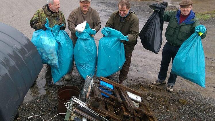 Endstation Städtischer Bauhof: Hier luden die Petrijünger des Fischereivereins Bad Brückenau die vielen Säcke mit Unrat ab, die sie im Rahmen der jüngsten Gewässerreinigung zwischen Riedenberger Autobahnbrücke und Wernarzer Sinnbrücke gefüllt hatten. Foto: Karlheinz Franz