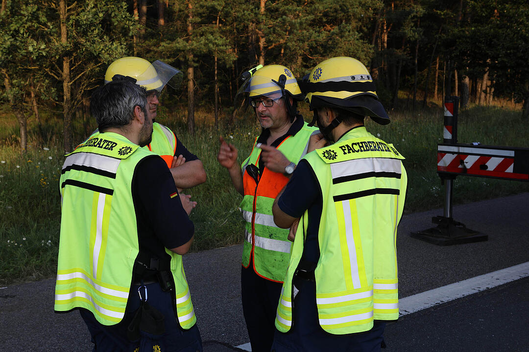 Kampf gegen die Zeit: Vollbeladener Autotransporter ŸberschlŠgt sich auf der A9 - Feuerwehr braucht anderthalb Stunden, um eingeklemmten Fahrer zu befreien
