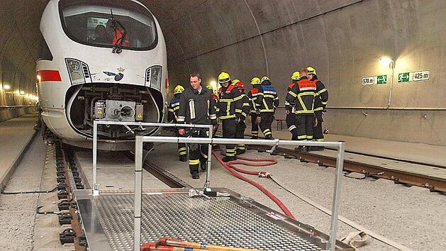 Einsatz&uuml;bung im ICE-Tunnel Reitersberg vor knapp einem Jahr: Bei einer solchen Tunnel&uuml;bung hatte die Feuerwehr Coburg die Getr&auml;nke f&uuml;r die Wehrleute organisiert. Auf die Kostenerstattung durch die Bahn wartet sie bis heute. Coburts Zweite B&uuml;rgermeisterin Birgit Weber z&uuml;ckte spontan den Geldbeutel und &uuml;bernahm die Kosten von 110 Euro. Foto: CT-Archiv/Christoph Winter