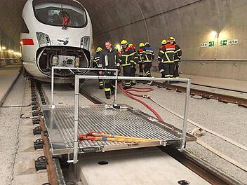 Einsatzübung im ICE-Tunnel Reitersberg vor knapp einem Jahr: Bei einer solchen Tunnelübung hatte die Feuerwehr Coburg die Getränke für die Wehrleute organisiert. Auf die Kostenerstattung durch die Bahn wartet sie bis heute. Coburts Zweite Bürgermeisterin Birgit Weber zückte spontan den Geldbeutel und übernahm die Kosten von 110 Euro. Foto: CT-Archiv/Christoph Winter