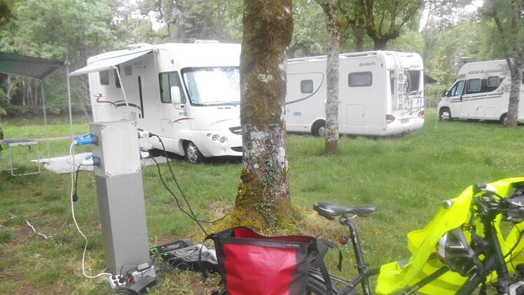 Campingplatz mit Ladestationen in Azey-le-Rideau am  9. Mai um 7.30 Uhr. Foto: Erwin Miller