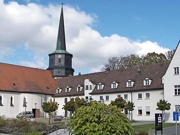 Die Niederndorfer St.-Josef-Kirche samt Gemeindebau Foto: Manfred Welker