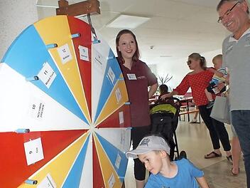 Das Glücksrad war für die Kinder ein Anziehungspunkt. Foto: Manfred Welker