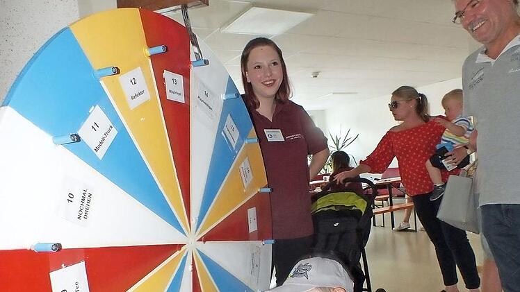 Das Glücksrad war für die Kinder ein Anziehungspunkt. Foto: Manfred Welker