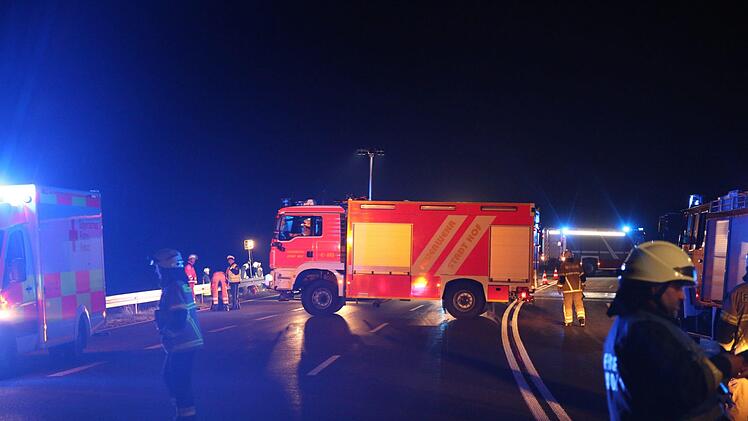 Auf der B 15 ist am Freitagabend ein Feuer in einem Tanklaster ausgebrochen. Foto: NEWS5 / Fricke