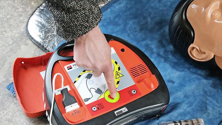 Ein Knopfdruck, der Leben retten kann. Der Stadtrat hat beschlossen, den Kauf von Defibrillatoren unter bestimmten Voraussetzungen mit 50 Prozent zu unterstützen.  Foto: Ralf Ruppert