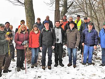 Edgar Thomas (53; Mitte), Kreisobmann des Bayerischen Bauernverbandes, startete am Samstag mit Feldgeschworenen und Wanderfreunden zur ersten Etappe seiner 300 Kilometer langen Landkreis-Umrundung. Zum Start kamen auch Martin Göbel, Bürgermeister der Main-Spessart-Gemeinde Karsbach (hinter Thomas) und Landrat Thomas Bold (Dritter von rechts). Sigismund von Dobschütz