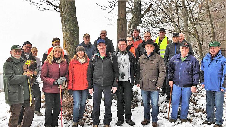 Edgar Thomas (53; Mitte), Kreisobmann des Bayerischen Bauernverbandes, startete am Samstag mit Feldgeschworenen und Wanderfreunden zur ersten Etappe seiner 300 Kilometer langen Landkreis-Umrundung. Zum Start kamen auch Martin Göbel, Bürgermeister der Main-Spessart-Gemeinde Karsbach (hinter Thomas) und Landrat Thomas Bold (Dritter von rechts). Sigismund von Dobschütz