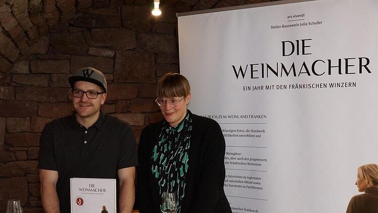 Fotograf Stefan Bausewein und Grafikdesignerin Julia Schuller präsentieren ihr Buch.Foto: Arkadius Guzy