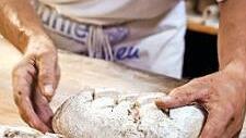 Wer in der Bäckerei arbeitet, muss früh aufstehen und zulangen können. Trotzdem ist die Bezahlung unterdurchschnittlich. Foto: NGG