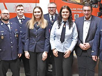 Frank Klemenz (2. v. l.) wurde für zehn Jahre aktiven Dienst geehrt. Marcel Fessik, Jule Masel und Anna König (ab 3. v. l.) sind nun im Kreise der Aktiven aufgenommen. Kreisbrandinspektor Oliver Schardt, Kommandant Marcel Heine, Bürgermeister Joch...