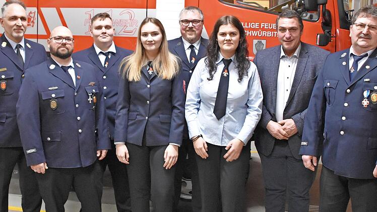 Frank Klemenz (2. v. l.) wurde für zehn Jahre aktiven Dienst geehrt. Marcel Fessik, Jule Masel und Anna König (ab 3. v. l.) sind nun im Kreise der Aktiven aufgenommen. Kreisbrandinspektor Oliver Schardt, Kommandant Marcel Heine, Bürgermeister Joch...