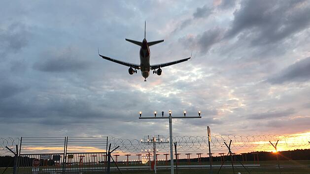 Eine Maschine der Airline Eurowings am Flughafen N&uuml;rnberg.