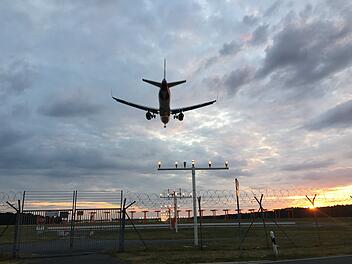Eine Maschine der Airline Eurowings am Flughafen Nürnberg.