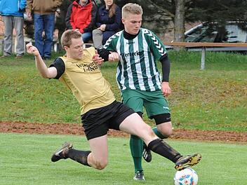 So geht Abstiegskampf: Michael Seufert (links) vom FC Eltingshausen geht als klarer Sieger aus dem Kampf um den Ball mit dem Oerlenbacher Joachim Hofmann hervor. Foto: Hopf