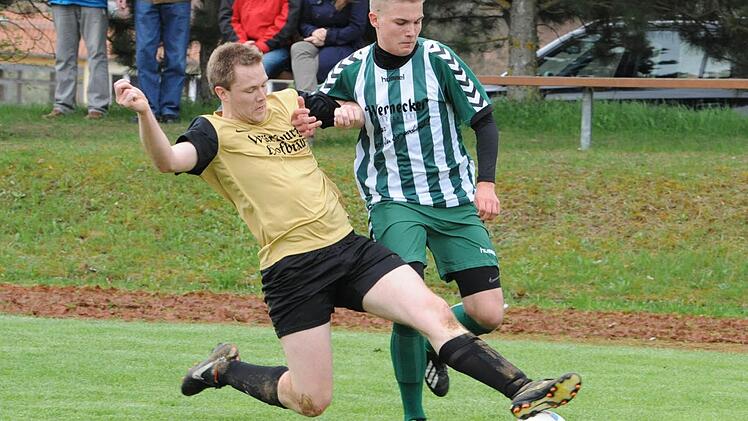 So geht Abstiegskampf: Michael Seufert (links) vom FC Eltingshausen geht als klarer Sieger aus dem Kampf um den Ball mit dem Oerlenbacher Joachim Hofmann hervor. Foto: Hopf