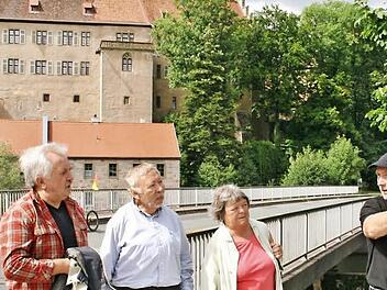 Diesmal war es der Aschacher Bildhauer Ludwig Bauer (rechts), der Interessierte bei der Bildstockwanderung begleitete. .Foto: Werner Vogel