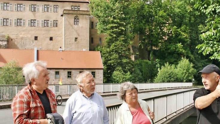 Diesmal war es der Aschacher Bildhauer Ludwig Bauer (rechts), der Interessierte bei der Bildstockwanderung begleitete. .Foto: Werner Vogel