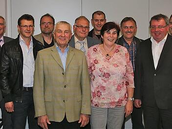 Bürgermeister Jürgen Karle verabschiedete Thomas Kleinhenz, Werner Vogt-Kaute, Kurt Selbert, Edgar Lutz, Jürgen Müller, Brigitte Haas, Eugen Bock, Georg Ullrich und Peter Görke aus dem Gemeinderat Wartmannsroth. Foto: Gerd Schaar