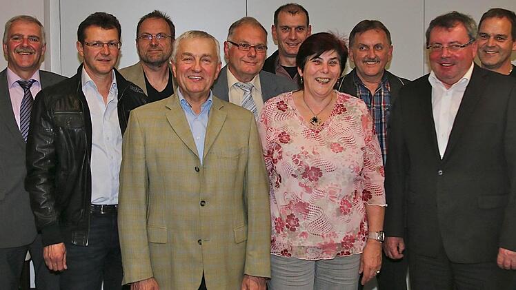 Bürgermeister Jürgen Karle verabschiedete Thomas Kleinhenz, Werner Vogt-Kaute, Kurt Selbert, Edgar Lutz, Jürgen Müller, Brigitte Haas, Eugen Bock, Georg Ullrich und Peter Görke aus dem Gemeinderat Wartmannsroth. Foto: Gerd Schaar