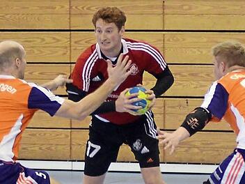 Philipp Wolf von der Turnerschaft Herzogenaurach (in Rot) sucht verzweifelt nach einer Anspielstation. Gegen die Handballer des OG Erlangen fand er die zu selten und unterlag mit seinem Team. Foto: herzopress