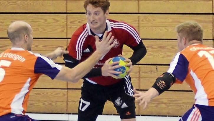 Philipp Wolf von der Turnerschaft Herzogenaurach (in Rot) sucht verzweifelt nach einer Anspielstation. Gegen die Handballer des OG Erlangen fand er die zu selten und unterlag mit seinem Team. Foto: herzopress