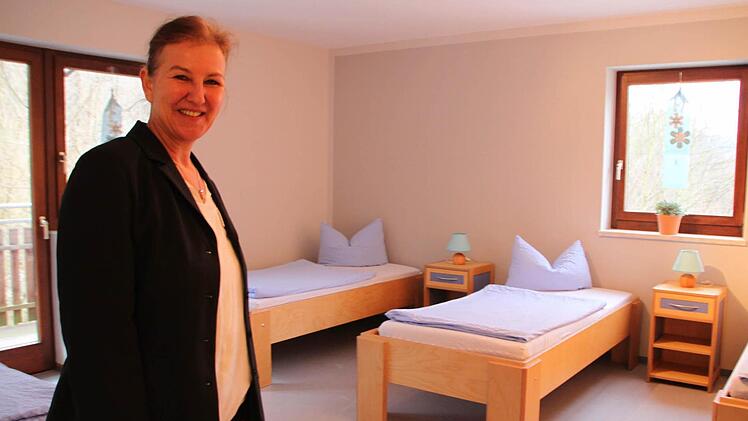 Sabine Preisendörfer zeigt den Ruheraum der Tagespflege der Awo in Bad Brückenau. Foto: Ulrike Müller