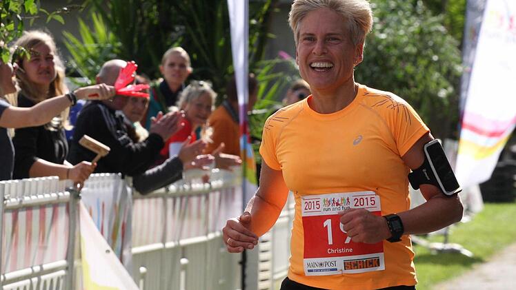 Christine Altmann (MTG Erlangen) freut sich über ihren Sieg beim ersten Bad Kissinger Marathonlauf.