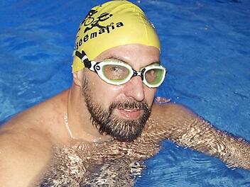 Ein Experte auf besonders langen Distanzen: Triathlet Frank Horras spulte beim 24-Stunden-Schwimmen in Pottenstein rund 50 Kilometer ab - all dies für einen guten Zweck.  Foto: Thomas Weichert