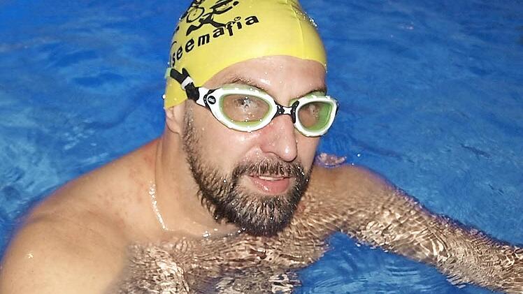 Ein Experte auf besonders langen Distanzen: Triathlet Frank Horras spulte beim 24-Stunden-Schwimmen in Pottenstein rund 50 Kilometer ab - all dies für einen guten Zweck.  Foto: Thomas Weichert