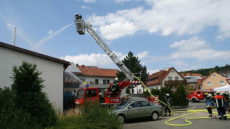 Reibungslos arbeiteten die Oberauracher Feuerwehren gemeinsam mit der FFW Eltmann Hand in Hand bei der Einsatzübung zum Gemeidnefeuerwehrtag in Kirchaich. Fotos: Sabine Weinbeer
