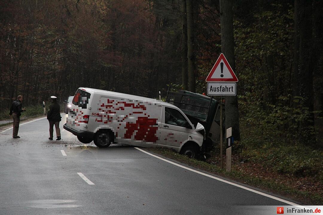 Bei Sigritzau: Laster prallt auf VW-Bus