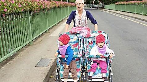 Auch eine Frage der Sicherheit: Auf der Buger Brücke muss der Kinderwagen aus Platzgründen auf die Straße.  Foto: p.