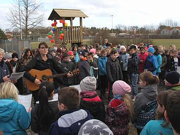 Bevor sie den Kletterturm in Beschlag nehmen durften, mussten die Grundschüler noch ein Lied singen. Foto: Richard Sänger