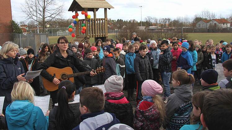 Bevor sie den Kletterturm in Beschlag nehmen durften, mussten die Grundschüler noch ein Lied singen. Foto: Richard Sänger