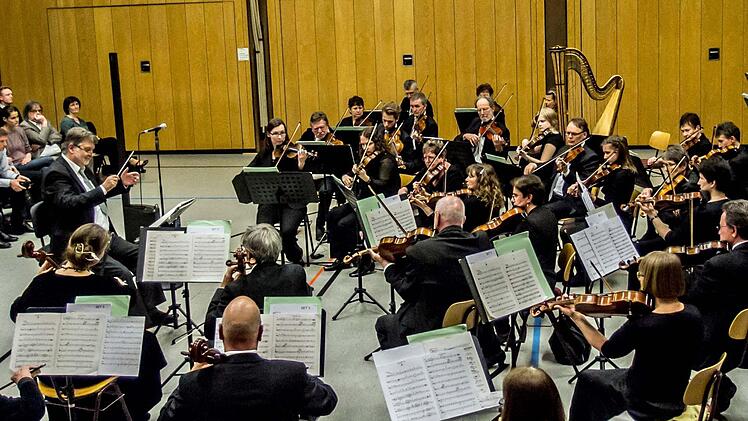 Orchester der Gesellschaft der Musikfreunde Neustadt bei einem Sinfoniekonzert Anfang des vergangenen Jahres - am 17. März findet wieder ein Sinfoniekonzert in der Mehrzweckhalle Heibischer Straße statt. Foto: Jochen Berger