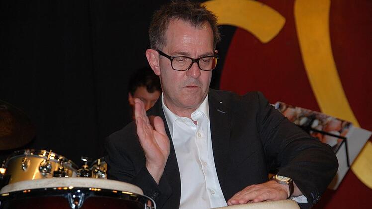 Der Bandleader legte selbst Hand an: Thomas Schimmel an den Congas.  Foto Uschi Prawitz