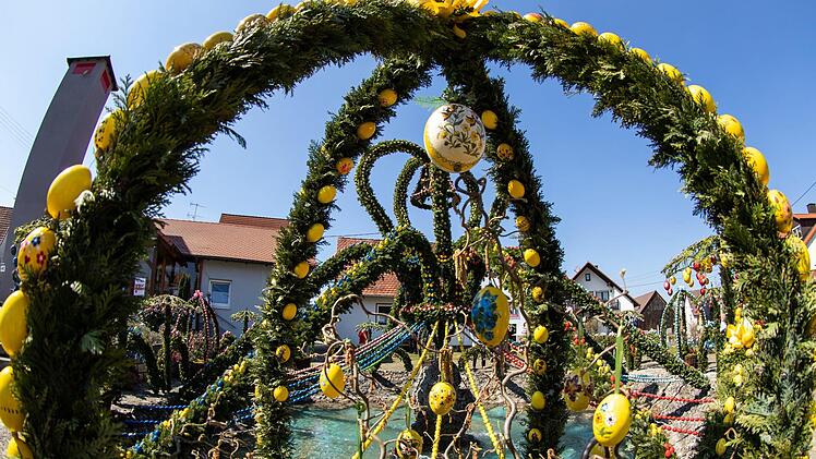 Der  Osterbrunnen in  Bieberbach, einem Ortsteil des Markts Egloffstein  Foto: Daniel Karmann, dpa