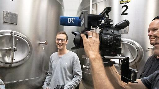 Matthias Hösch mit dem Fernsehteam hinter den Kulissen einer Brauerei Foto: Michael Adler