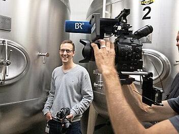 Matthias Hösch mit dem Fernsehteam hinter den Kulissen einer Brauerei Foto: Michael Adler