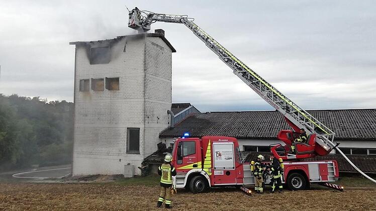 Der Spänebunker einer Schreinerei in Gädheim forderte einen Großeinsatz von Feuerwehr und THW. Der Sachschaden ist beträchtlich.