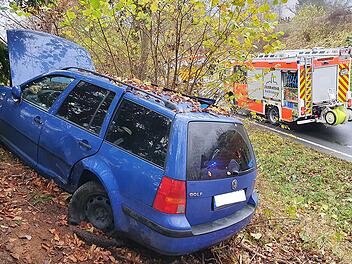 Der Fahrer dieses Pkw wurde schwer verletzt. Der Pkw kam am Sonntag bei Riedenberg von der Fahrbahn ab und fuhr eine Böschung hinauf in dichtes Buschwerk. Die Feuerwehren von Bad Brückenau und Riedenberg waren vor Ort und schnitten den Mann aus seinem Fahrzeug.