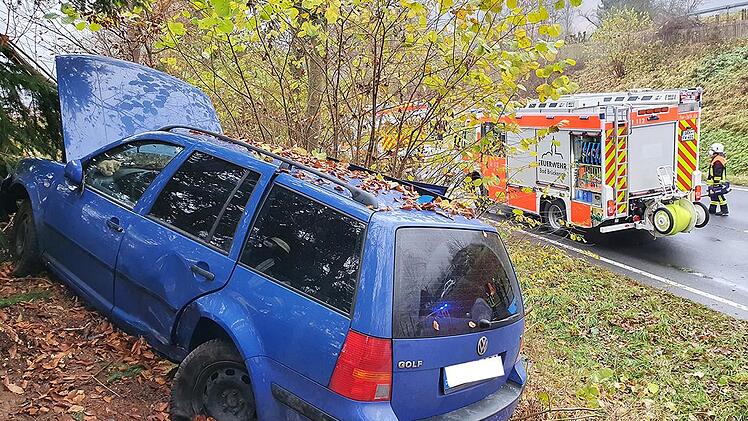 Der Fahrer dieses Pkw wurde schwer verletzt. Der Pkw kam am Sonntag bei Riedenberg von der Fahrbahn ab und fuhr eine Böschung hinauf in dichtes Buschwerk. Die Feuerwehren von Bad Brückenau und Riedenberg waren vor Ort und schnitten den Mann aus seinem Fahrzeug.