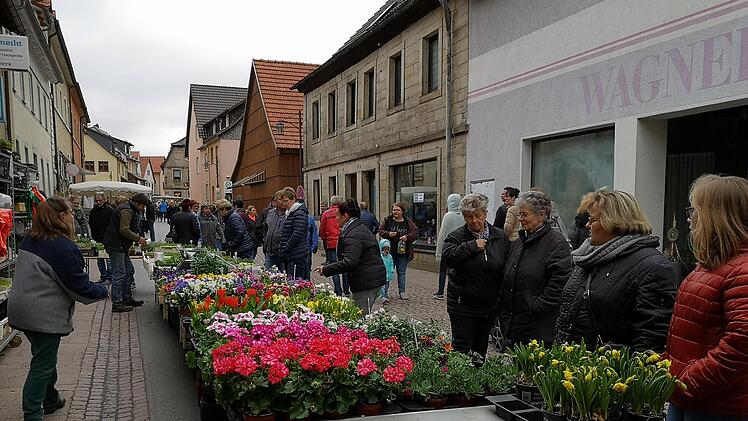 Los gehts es mit den Märkten in Bischofsheim am 11. April mit einem Blumenmarkt.