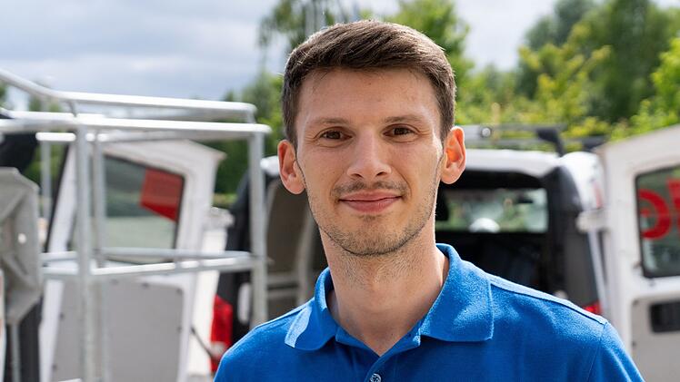 Dennis entstammt einer Gebäudereiniger-Familie, seine Eltern besitzen einen eigenen Betrieb mit 100 Mitarbeitern, den der Sohn nun übernehmen wird. Auch er hat seinen Meister in Gebäudereinigung und liebt seinen Job. Kaum zu glauben, dass er zuvor eine künstlerische Laufbahn einschlagen und Regisseur werden wollte.