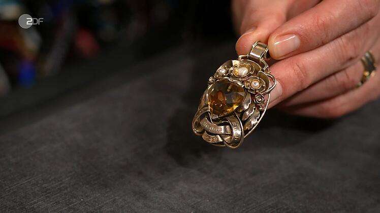Der goldene Anh&auml;nger mit einem Citrin und der Gravur "Gott segne euch" aus dem Jahr 1949 war 1.000 bis 1.200 Euro wert. Sarah Schreiber gab 1.300 Euro f&uuml;r das opulente Schmuckst&uuml;ck aus.