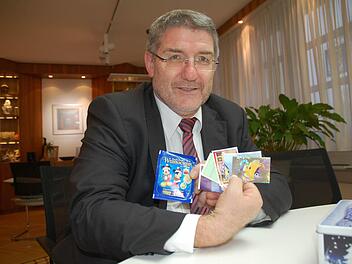 Immerhin - eins von fünf Bilchen, die wir dem Landrat schenkten, hatte er noch nicht. Foto: Rainer Lutz