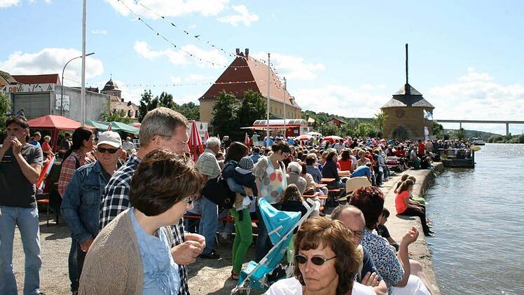 Dicht gedrängt sitzen und stehen die Menschen am Mainufer in Marktbreit.Foto: Thomas Meyer